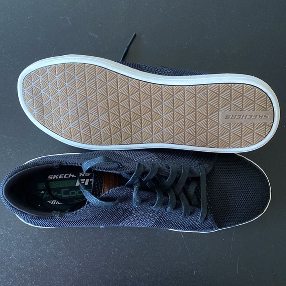 Skechers Classic Fit with Memory Foam - Picture 4 of 5